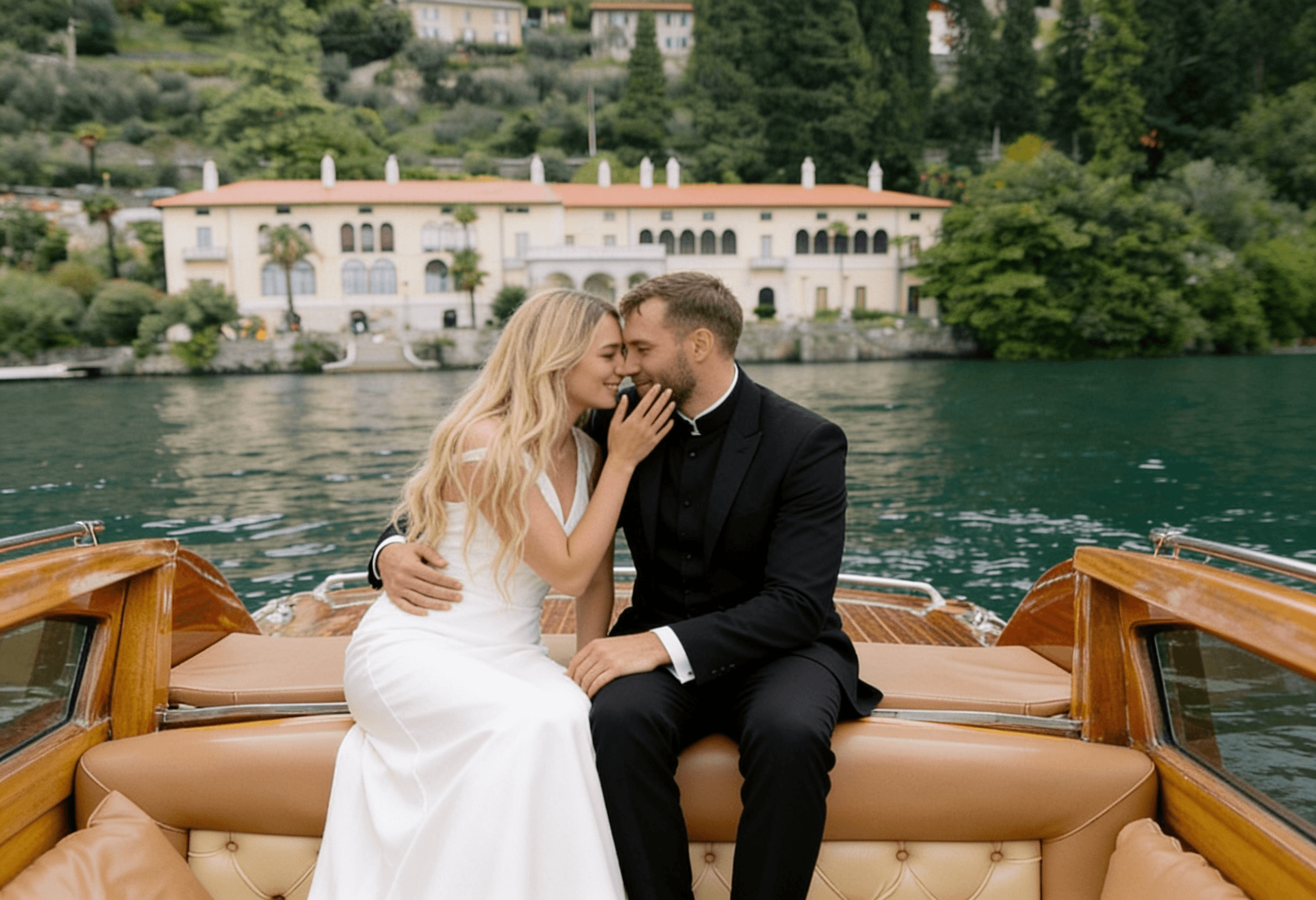 Pareja en un clásico bote de madera, Lago di Como