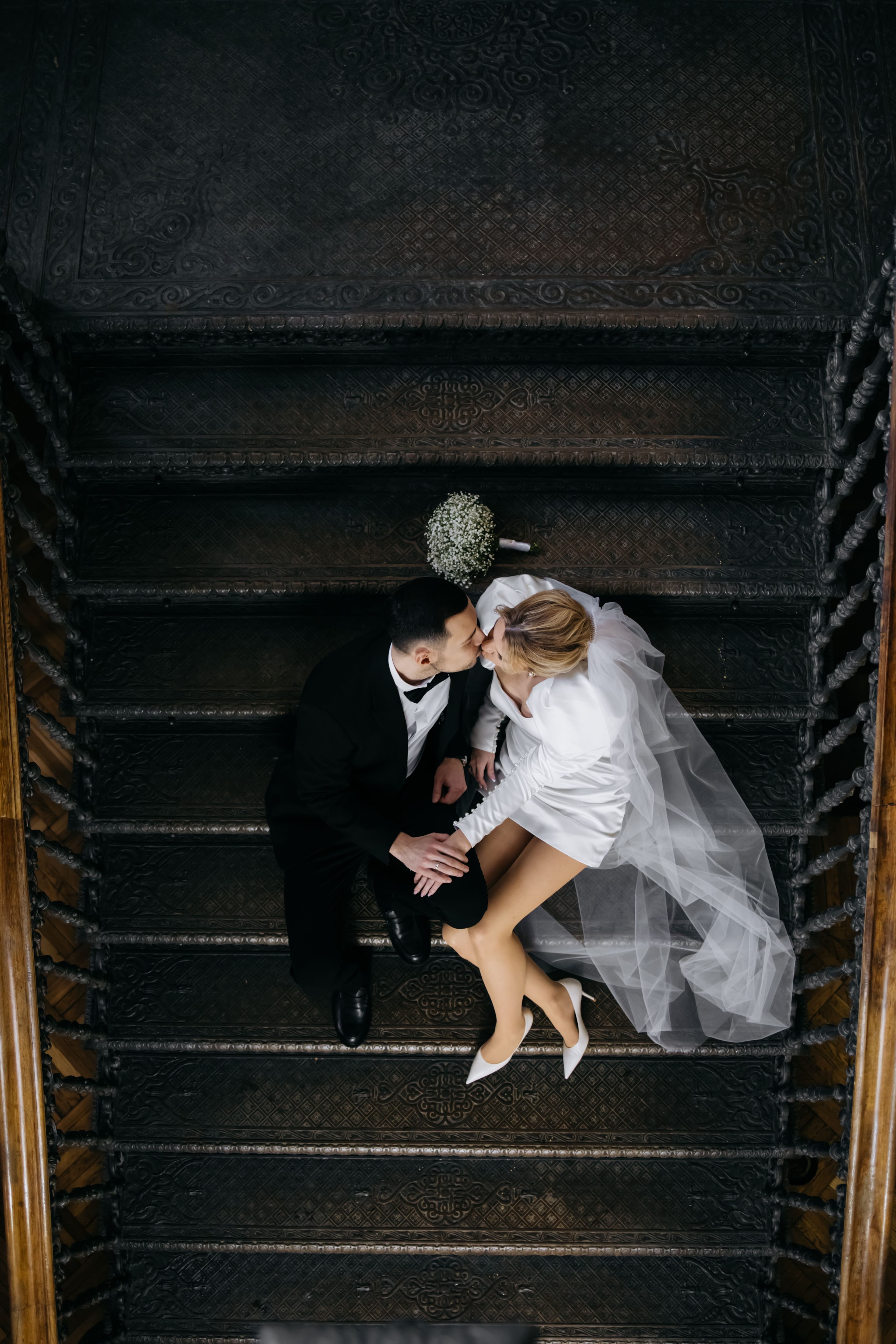 Pareja en una escalinata ornamentada