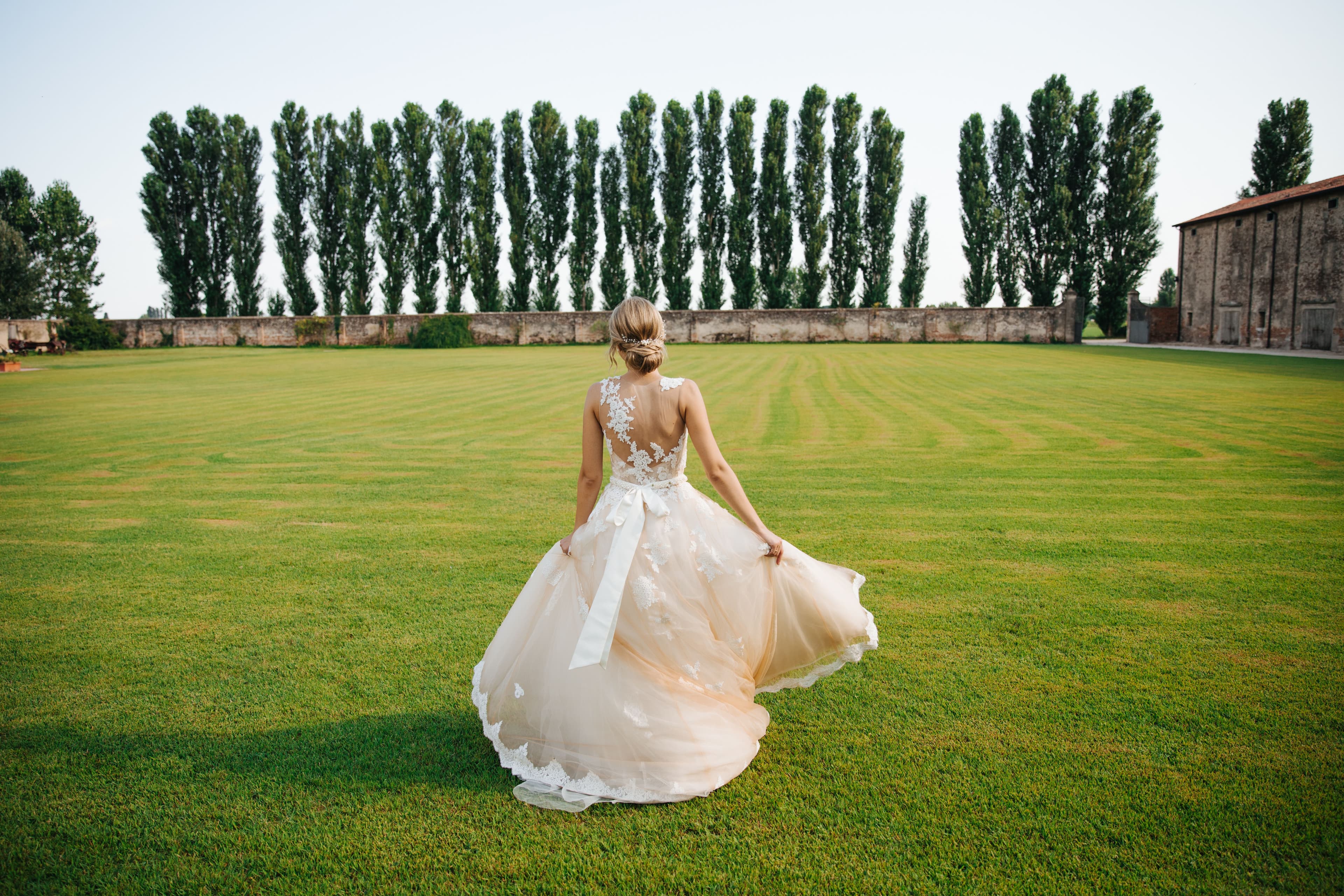 Novia en un campo verde de una finca italiana