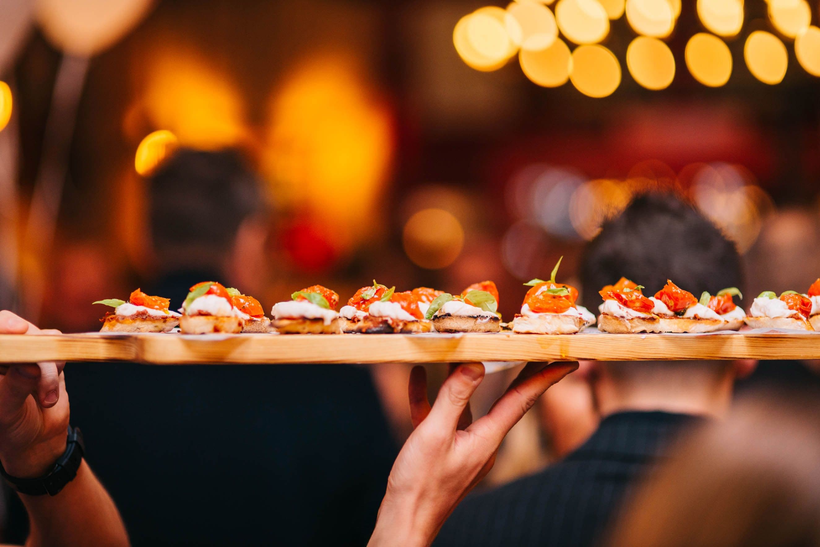 Aperitivos servidos en un evento de noche
