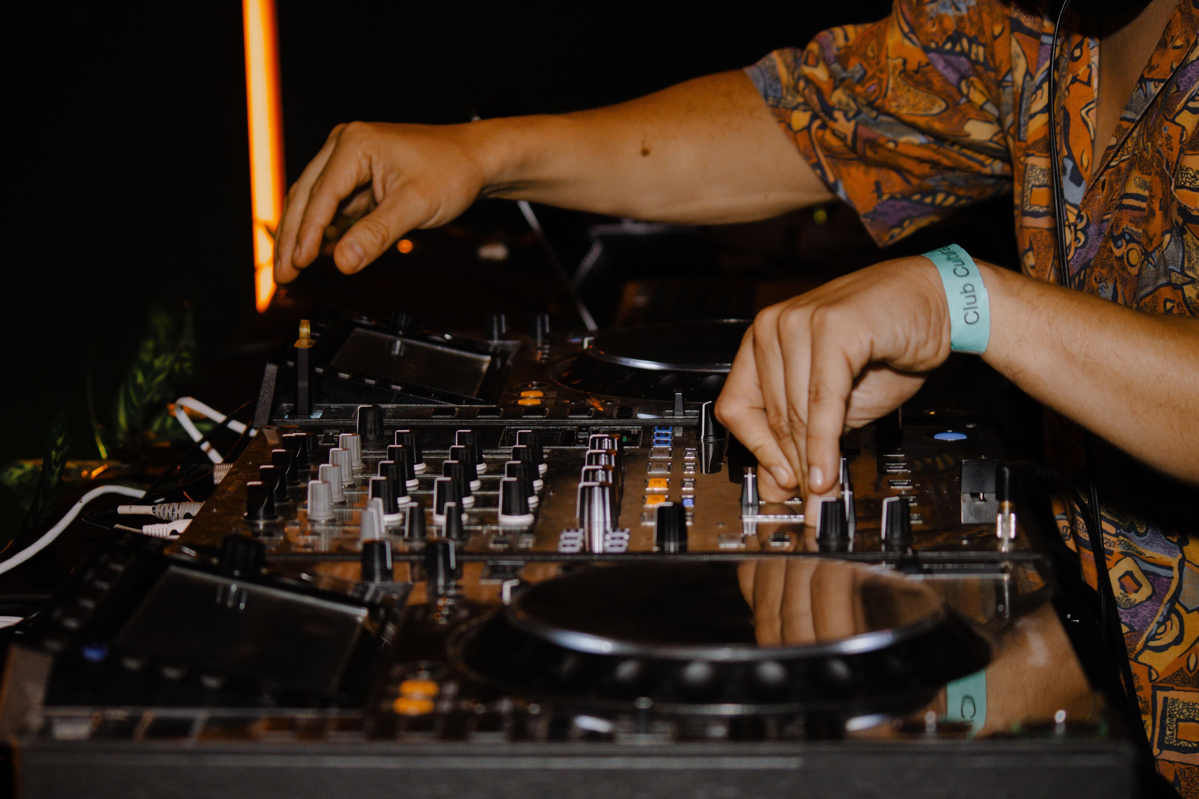 DJ pinchando en una celebración
