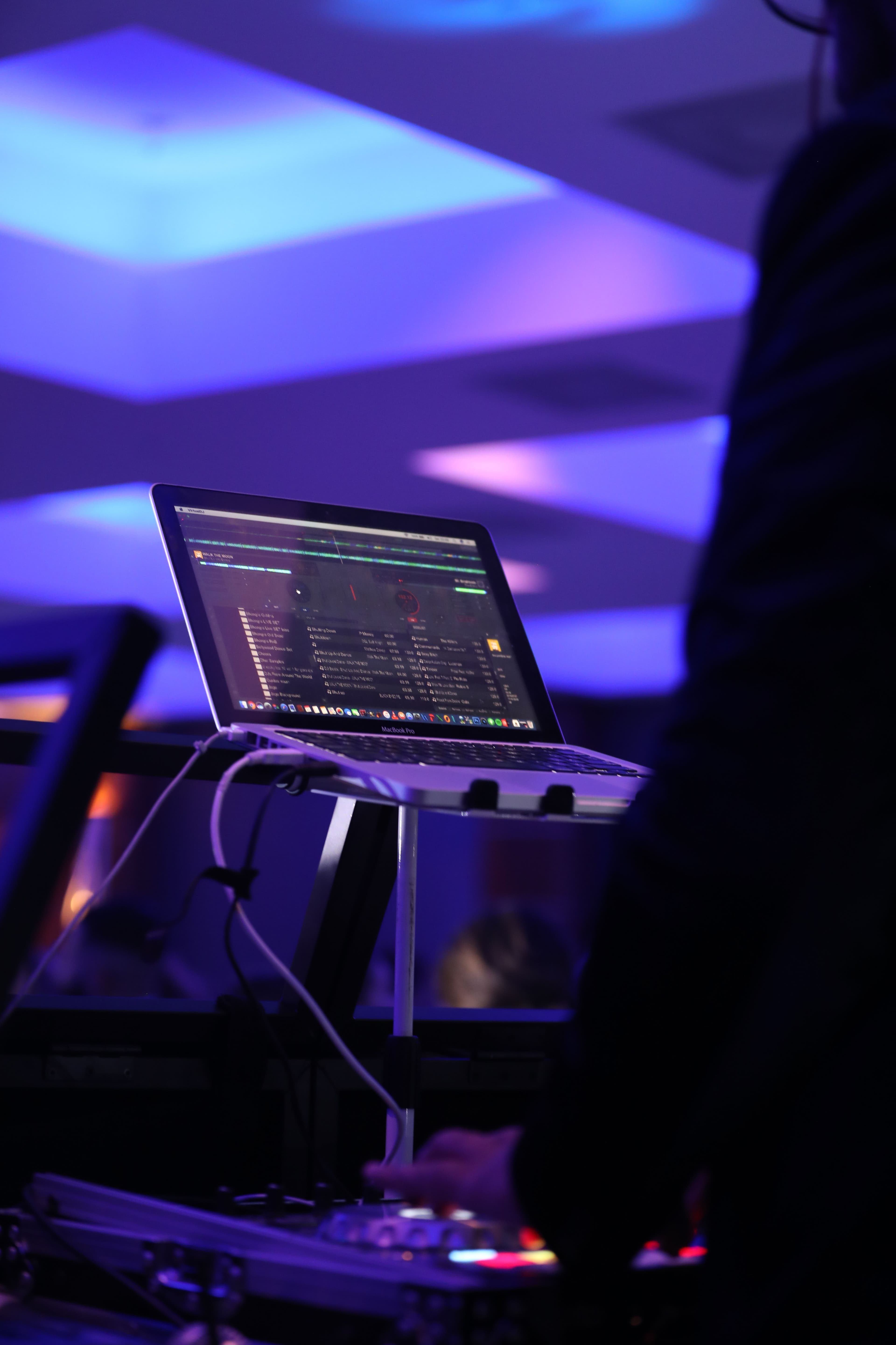 Cabina de DJ e iluminación de producción