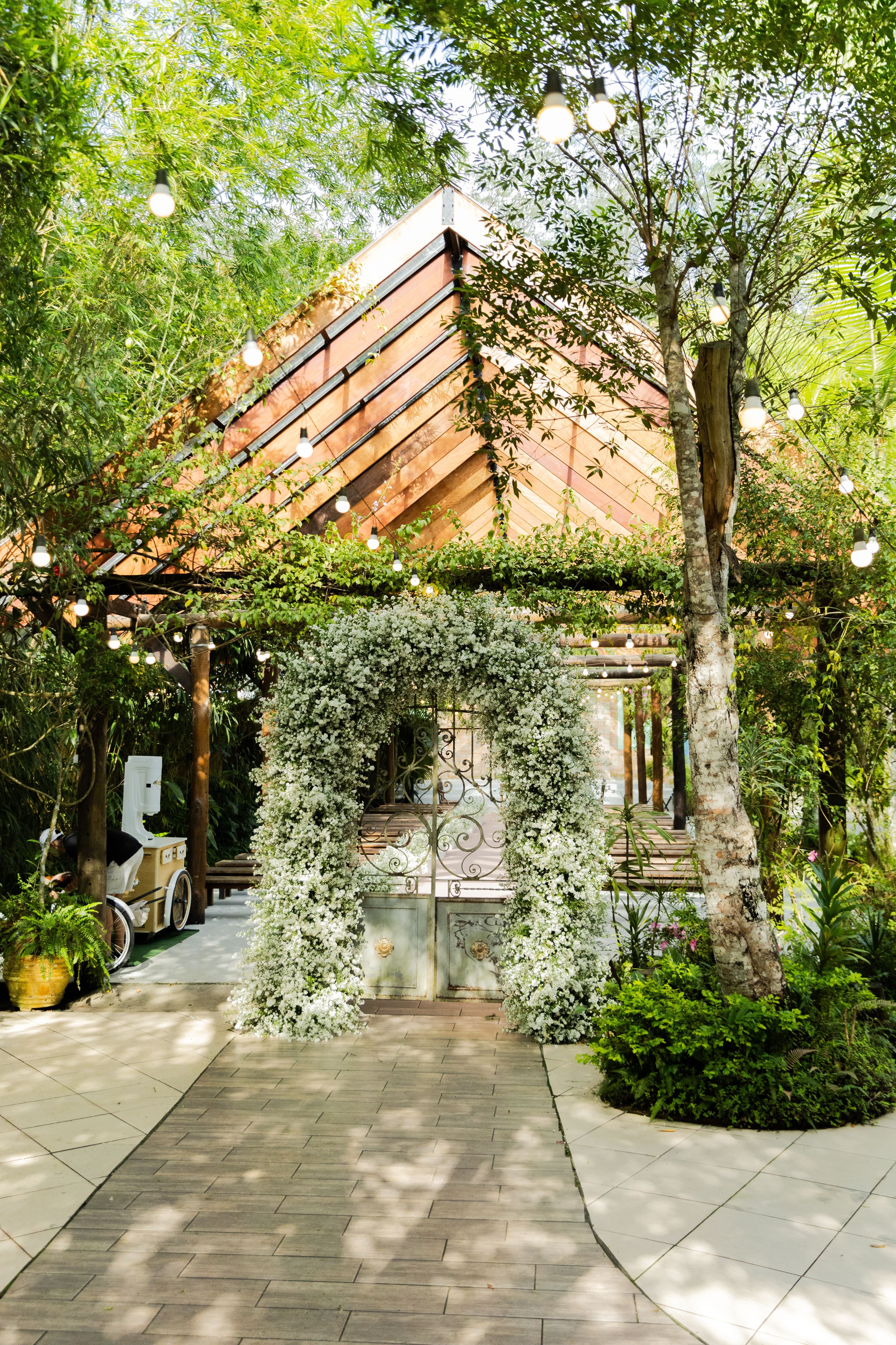 Entrada del espacio con arco floral